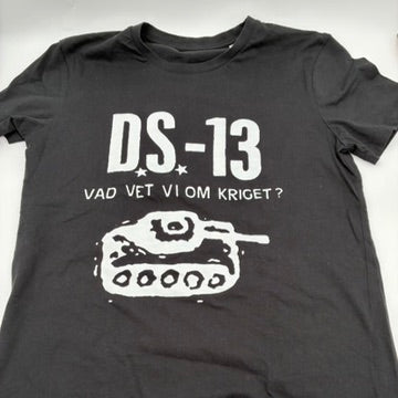 DS-13 •  Vad Vet Vi Om Kriget? • T-Shirt • L • Second Hand