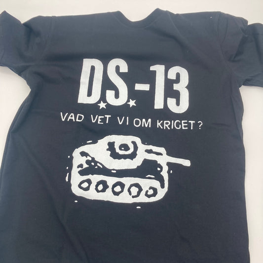 DS-13 • Vad Ved Vi Om Kriget? • T-Shirt • M